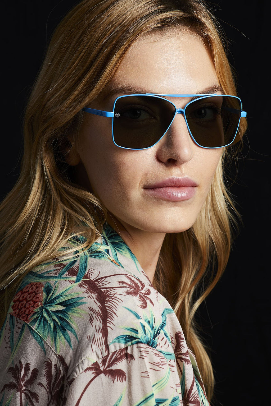 L7P  8M8 Blue Bugatti / Titanium